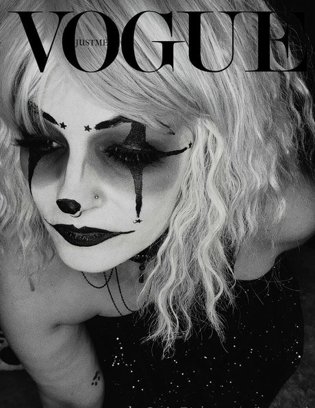 ls peek naked star pictures