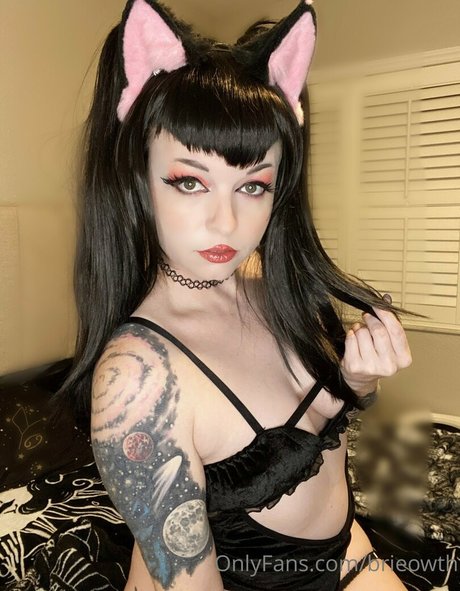 brieowth pornographic model photo