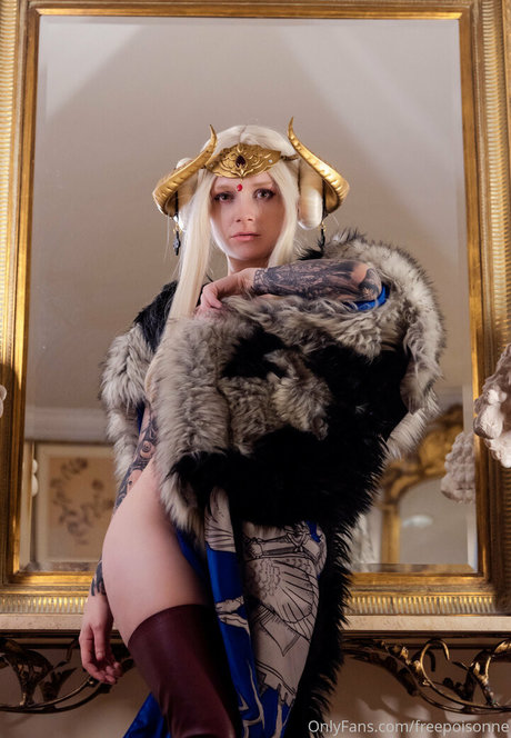 freepoisonne exclusive model picture