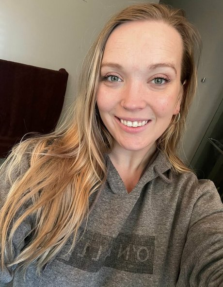 curvycutiexo model erotic archive