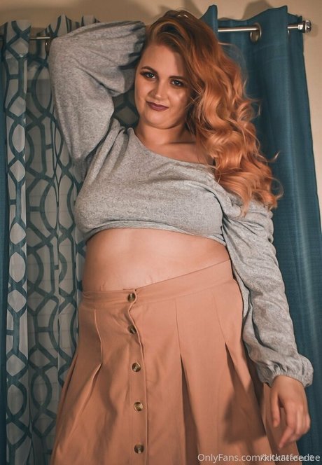 kinkycurvykat model pretty photo