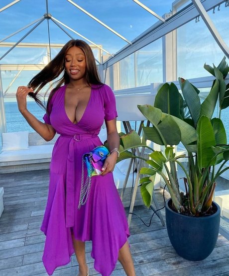 Vivi Panamera naked star pic