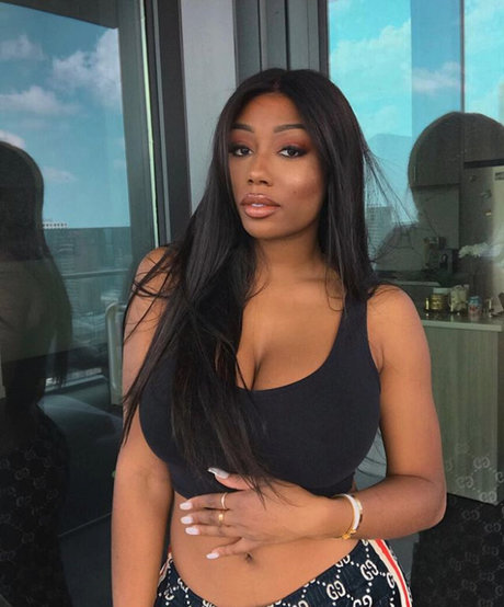 Vivi Panamera sexy star photos