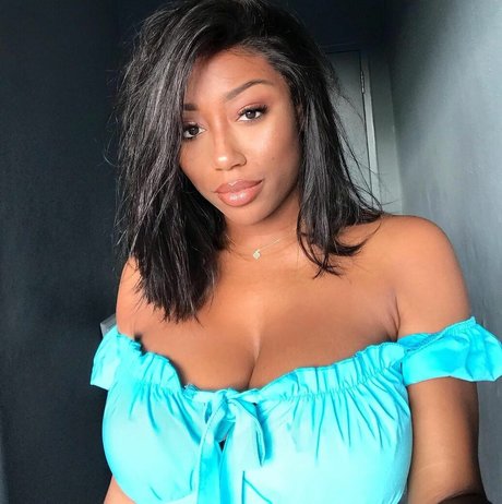 Vivi Panamera pretty model photo