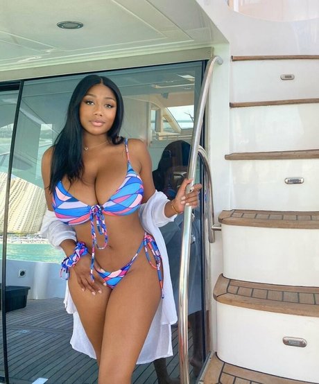 Vivi Panamera pretty actress picture