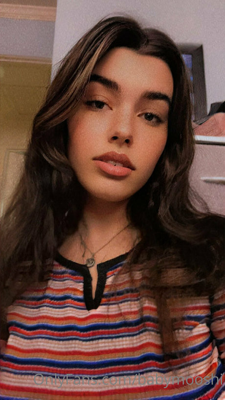 babymooshi model exclusive picture