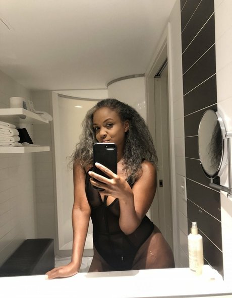 Sinnamon Love star best photo