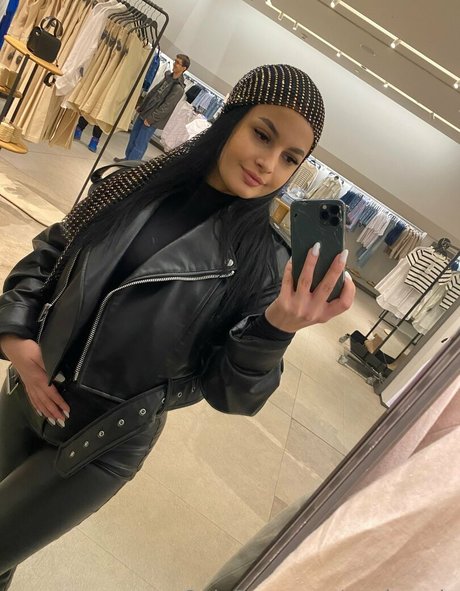 paola only sex model picture