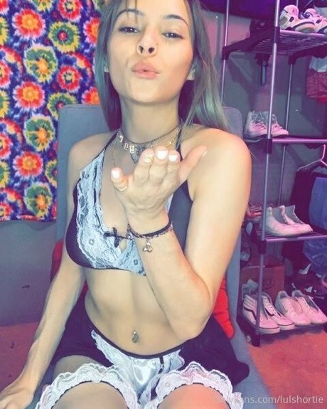 lulshortie hd model photo