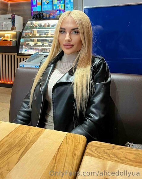 alicedollyua erotic pornstar pictures