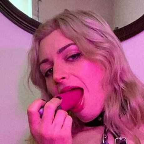 prettydeadinside model top img