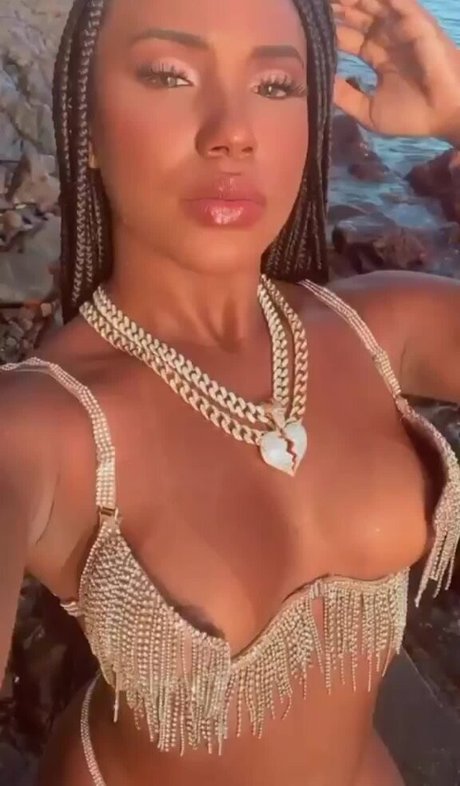 Adriele Souza perfect model image