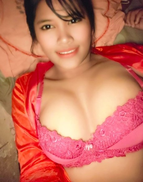 Mama Muda Anjani model nude images