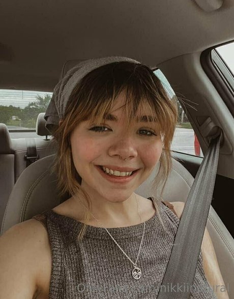 nikkiinatural nice actress img