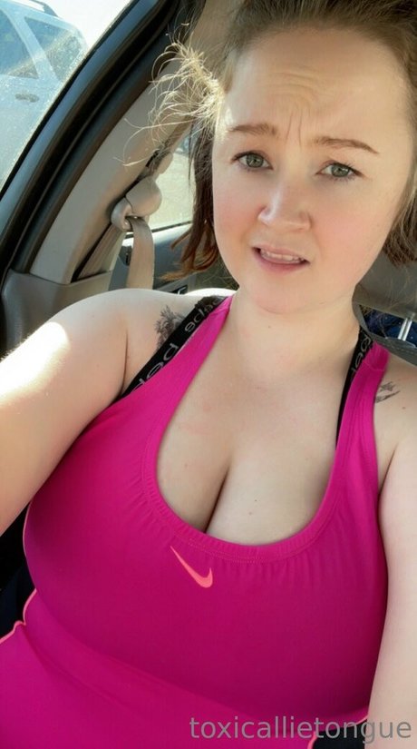 toxicallietongue beautiful model pic