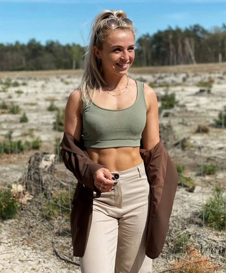 Larissa Van Meerten pornographic model photo