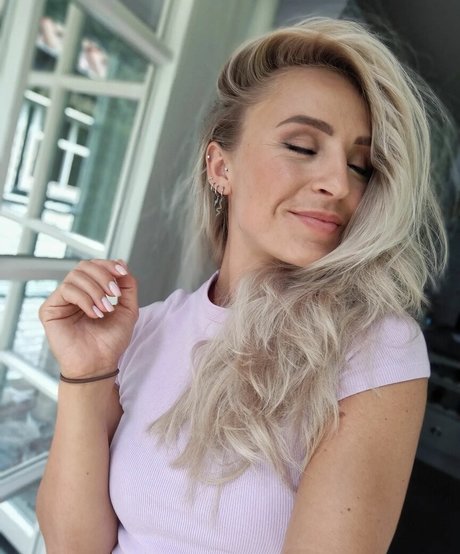 Larissa Van Meerten nude model photos