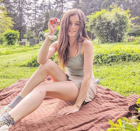 A Bit Rebecca star free photos