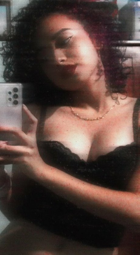 Sah Santtos_ naked model image