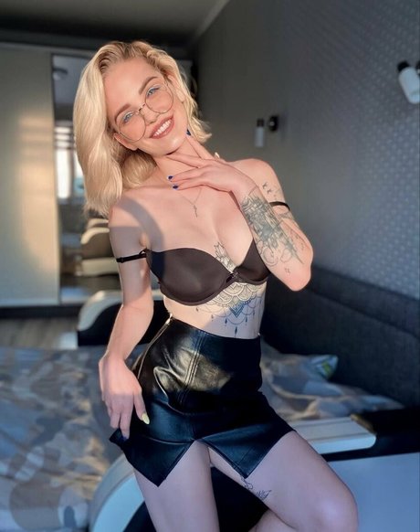 blondyaria sexy pornstar pic