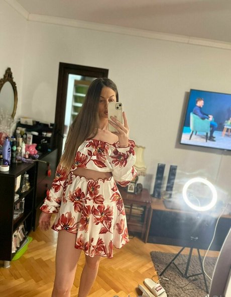 mik3la art actress img