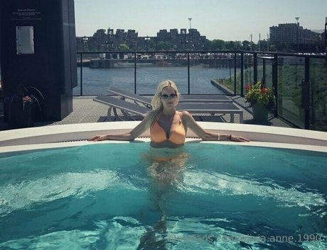 Olivia Anne 1990 star top photos