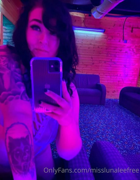 misslunaleefree nudes model photo