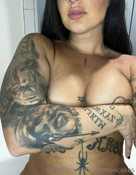 Demoncakes star sexy pics