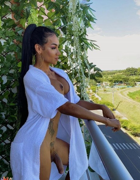 Laura Saenz model art image