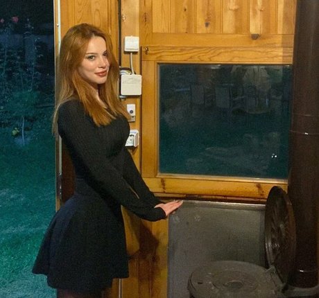 Aysennyuksel model nude picture