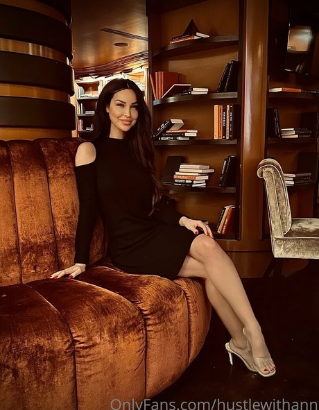 HustlewithAnn model art photo