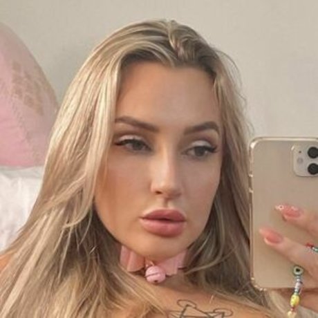 Molly Divine beautiful model pictures