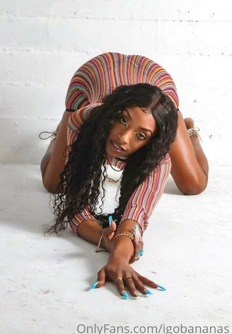 allucaneatwoo model nude picture