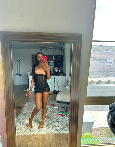 allucaneatwoo naked model archive