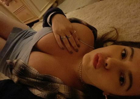 vanessinator erotic model img