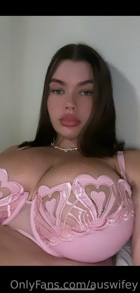 Phoebewillow beautiful pornstar img