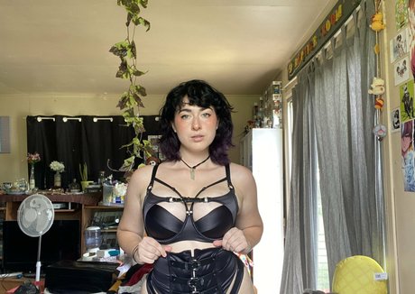 minniealiencos beautiful actress photo