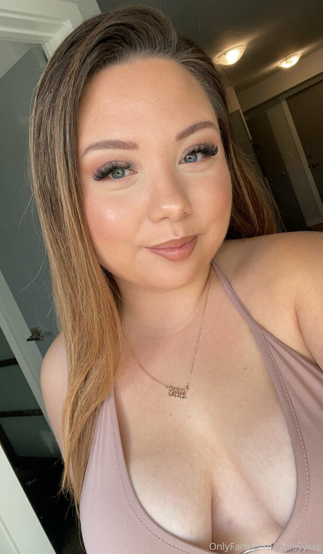 haileyyrae model top pic