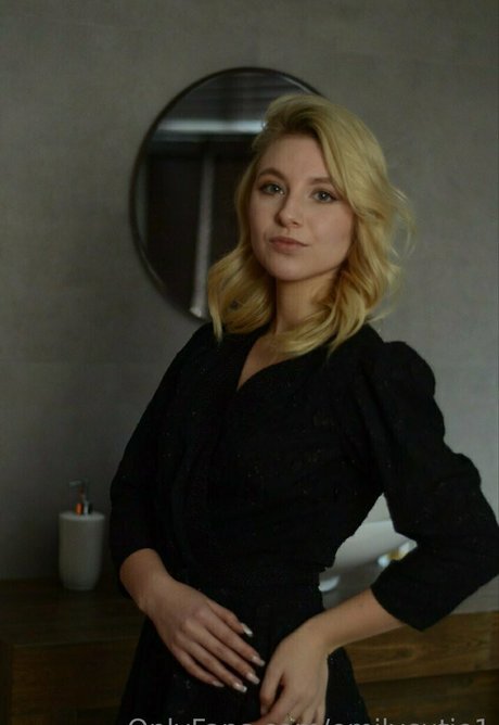 emilycutie1 sexy actress pic