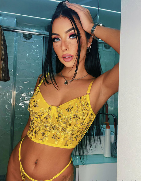 samyquin erotic star pictures