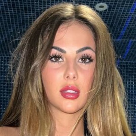 Onlyeeeli model nude photo