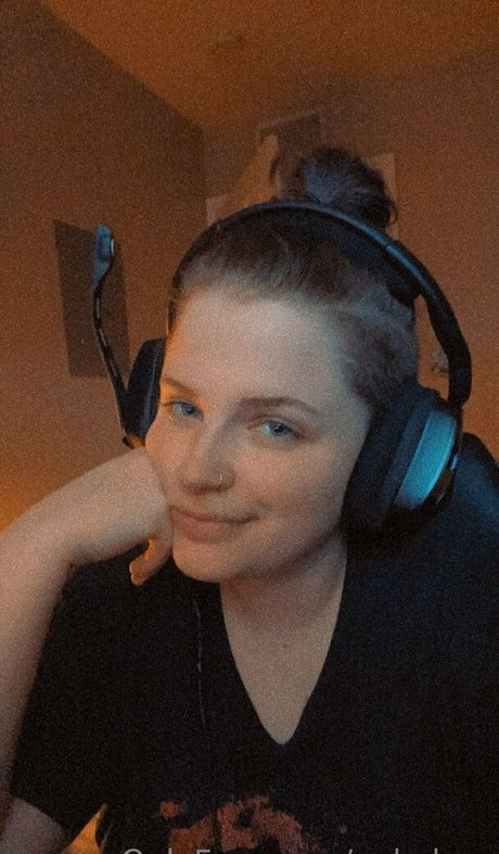 enbybug nude model image