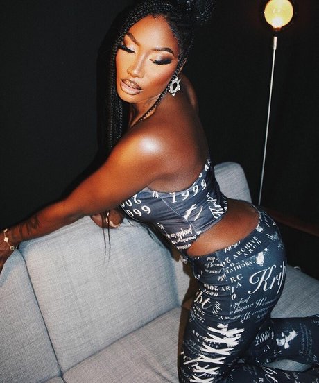 Aya Nakamura art star photo