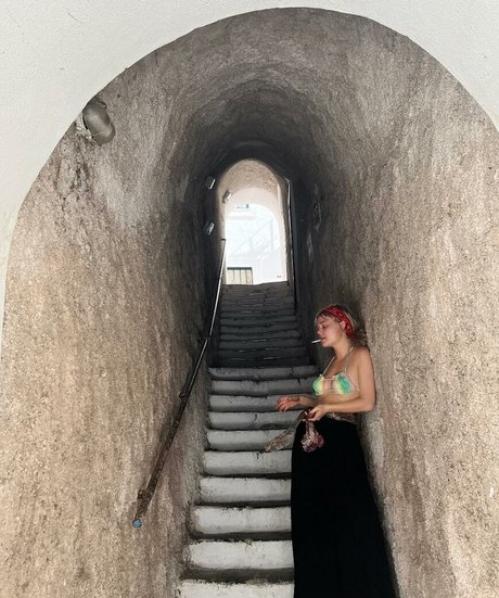 Emily Lind hot actress image