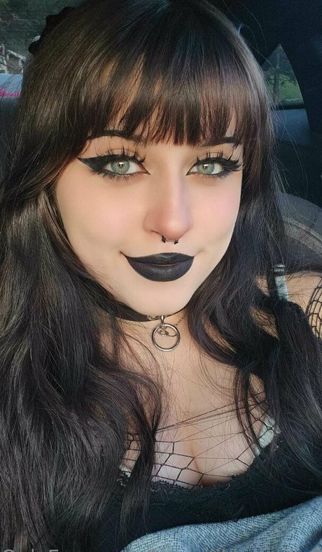 Rue Hernandez model pretty pic