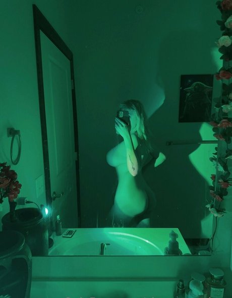 Chewy Waifu model beautiful pic