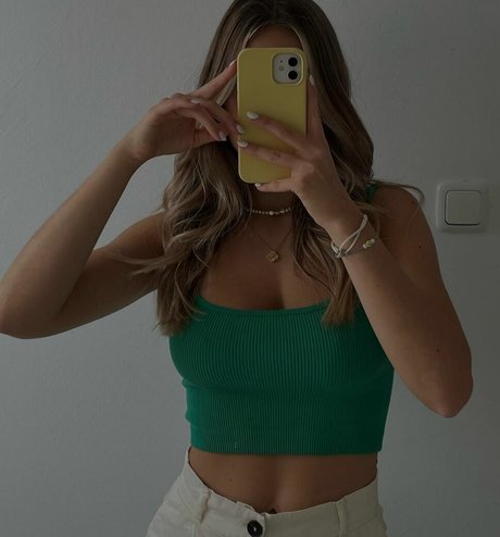 Paula Doeringer art model img