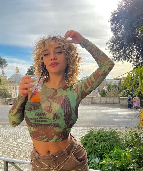 bisou cs pornstar adult gallery