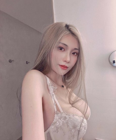 missingvivian art model pic