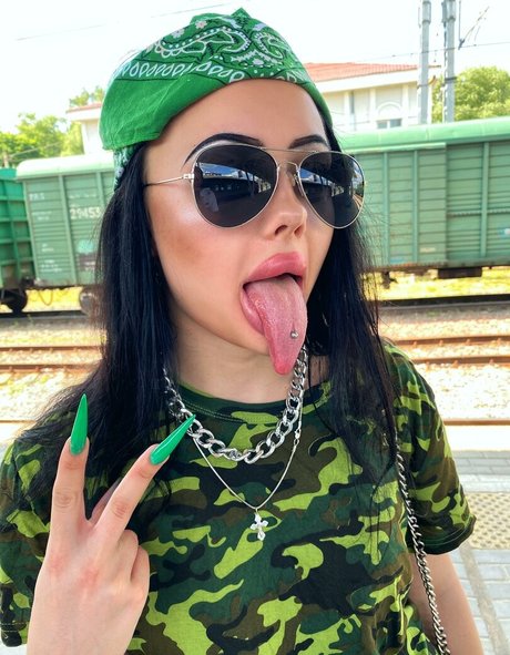 Alison Beth model top image